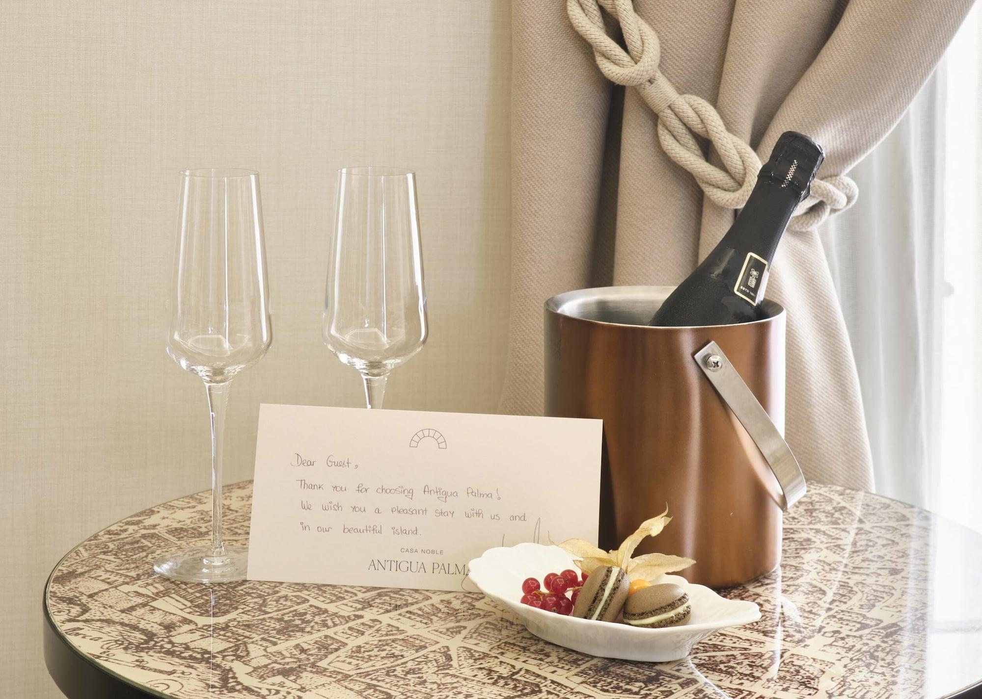 Hotel Antigua Palma - Casa Noble Exterior photo A bottle of champagne in a cooler