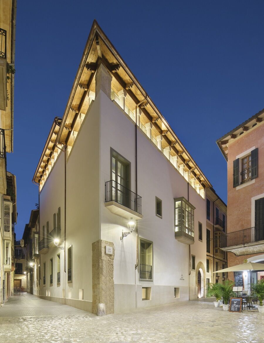 Hotel Antigua Palma - Casa Noble Exterior photo The museum at night